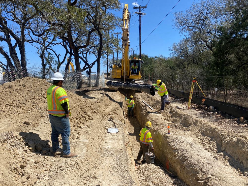 Oak Hill Parkway pipelayers install a new water line at US 290 near El Rey Boulevard. April 2022
